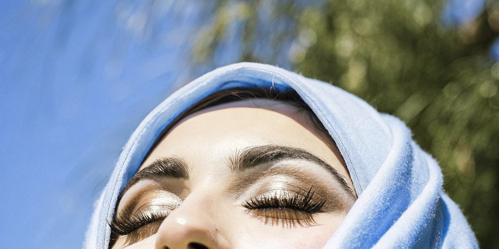 Simple eye makeup on wrinkled hooded eyes using matte eyeshadow to create a lifted, defined crease.