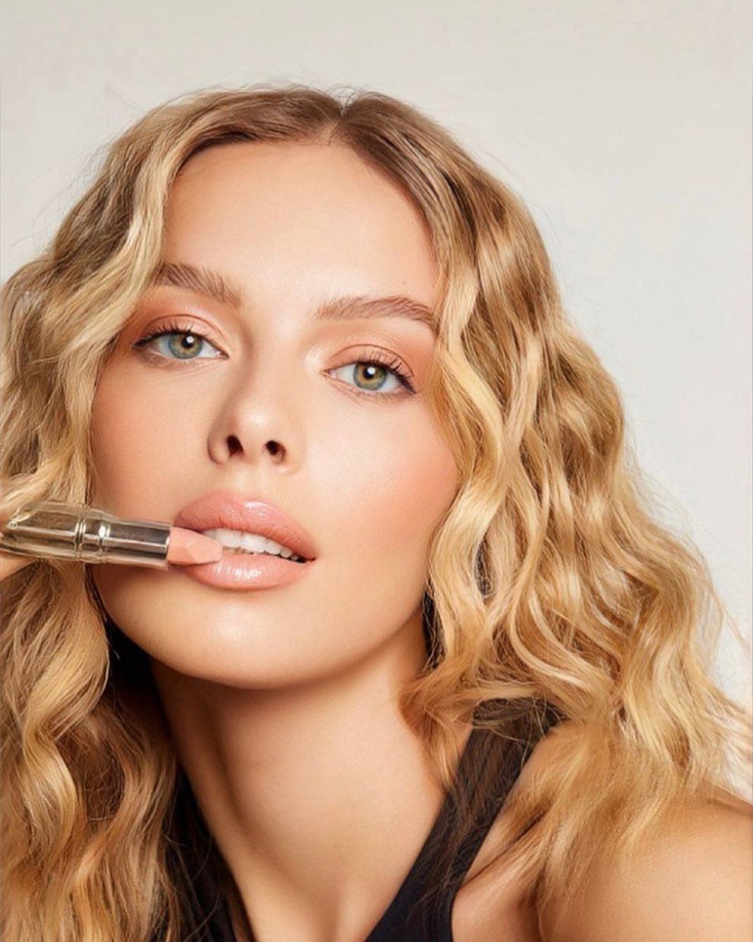 "Effortlessly Chic: How Shimmery Nude Lipstick Elevates Your Look"