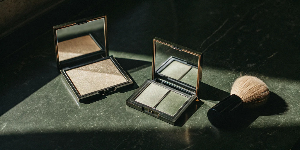 The best powder highlighters for fair skin with a makeup brush.