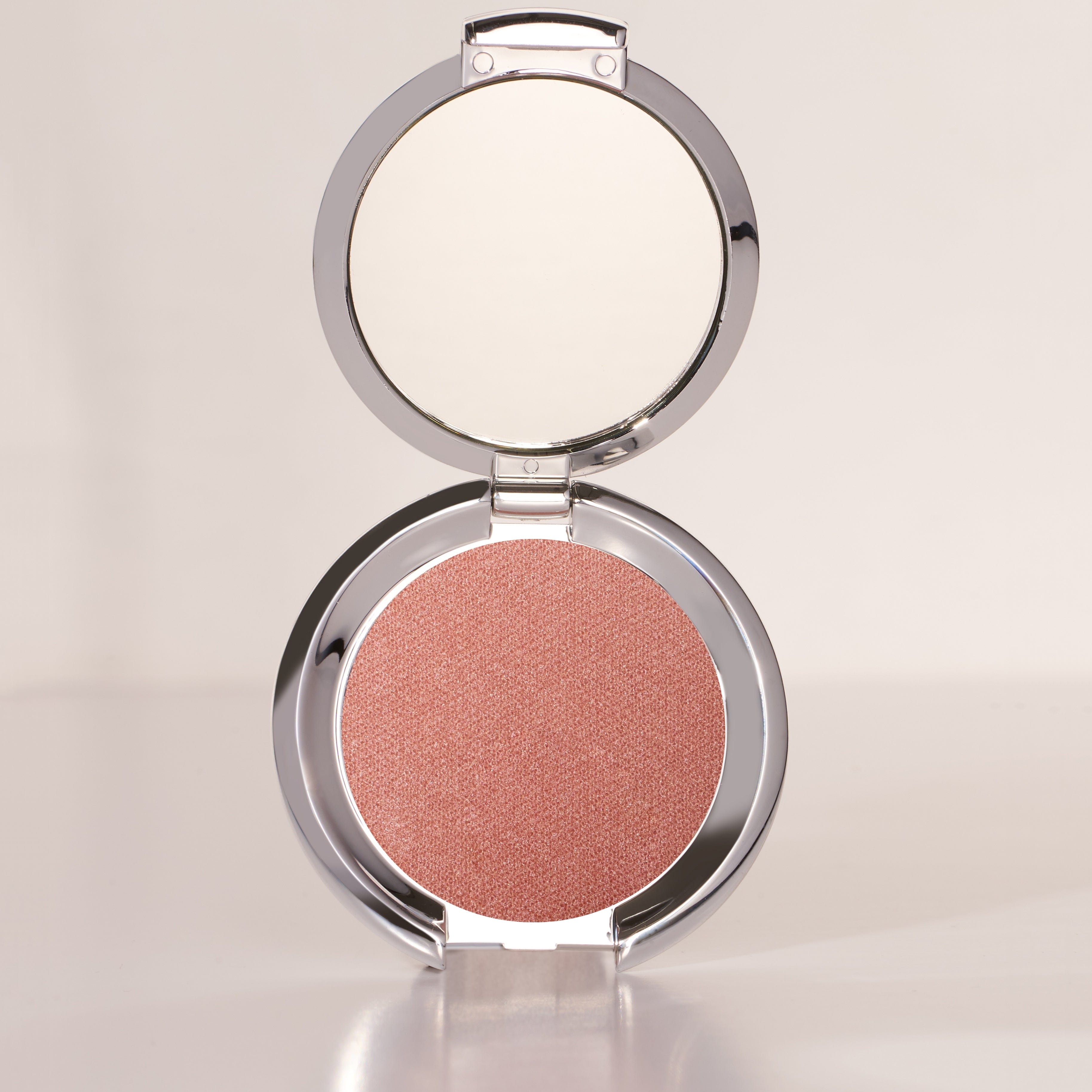 Nude Envie eye shadow desire - An extra velvety shimmery rose.

A bold, highly pigmented, long-wearing, velvety soft formula. 
